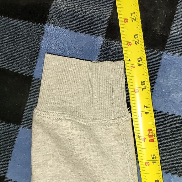 New Balance. Crewneck pullover. Carpet-logo. Like-new.  Women's Medium - Picture 10 of 15